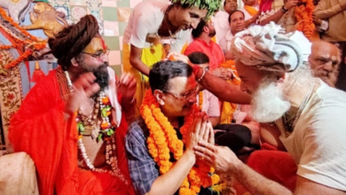 Photo of अयोध्या पहुंचे अरविंद केजरीवाल, राम मंदिर चढ़ावा विवाद के बीच हनुमानगढ़ी में की पूजा