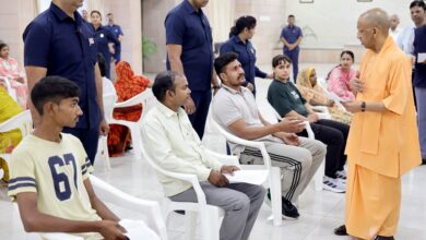 Photo of Janta Darshan में दिखा CM योगी का स्नेह, बच्चे से बोले- तुम बस पढ़ो, बाकी हम देख लेंगे…