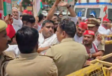 Photo of महंगाई और पेपर लीक पर सपा का प्रदर्शन, बैरिकेडिंग पर पुलिस से भिड़े कार्यकर्ता