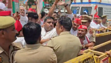 Photo of महंगाई और पेपर लीक पर सपा का प्रदर्शन, बैरिकेडिंग पर पुलिस से भिड़े कार्यकर्ता
