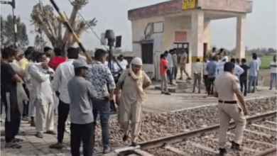 Photo of पत्नी से विवाद के बाद चलती ट्रेन से कूदा व्यक्ति, हरियाणा के झज्जर में दर्दनाक मौत…