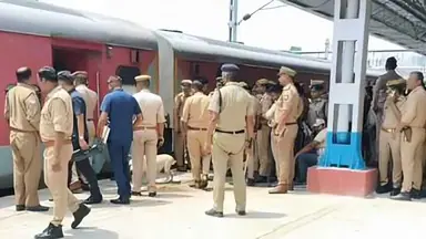 Photo of Lucknow News: राप्तीसागर एक्सप्रेस में बम की सूचना से हड़कंप, ऐशबाग में रोकी गई ट्रेन