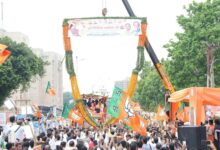 Photo of तलवार लहराते दिखे BJP अध्यक्ष, रोड शो में क्रेन से पहनाई गई विशाल माला…