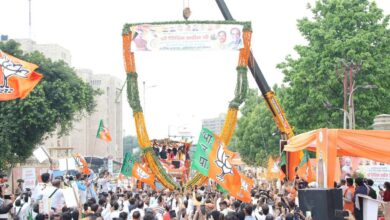 Photo of तलवार लहराते दिखे BJP अध्यक्ष, रोड शो में क्रेन से पहनाई गई विशाल माला…