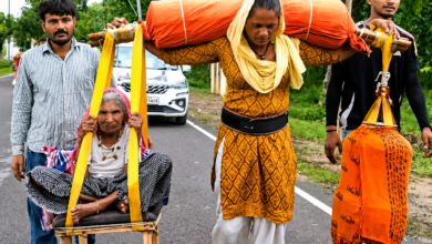 Photo of ‘कलयुग की श्रवण कुमार’ बनीं काजल चौधरी, सास को कांवड़ में बैठाकर शुरू की यात्रा…