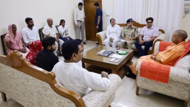 Photo of Lalita Gautam के परिवार को CM योगी का सहारा, 5 लाख रुपये और मुख्यमंत्री आवास देने के निर्देश