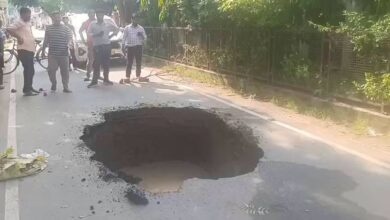 Photo of Agra की ‘गड्ढों वाली सड़क’ का खौफ, 4 साल में 29 बार धंसी; 125 फीट तक हुए गड्ढे…