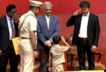 Photo of मंच पर नन्हे पुलिसवाले ने जीता CM विजय का दिल, गोद में उठाकर मुख्यमंत्री ने किया सैल्यूट
