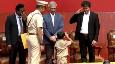 Photo of मंच पर नन्हे पुलिसवाले ने जीता CM विजय का दिल, गोद में उठाकर मुख्यमंत्री ने किया सैल्यूट
