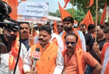 Photo of पप्पू यादव के बयान पर लखनऊ में VHRP का प्रदर्शन, गोपाल राय ने मांगी सार्वजनिक माफी