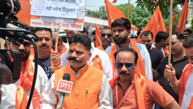 Photo of पप्पू यादव के बयान पर लखनऊ में VHRP का प्रदर्शन, गोपाल राय ने मांगी सार्वजनिक माफी
