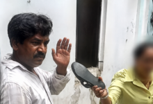 Photo of डेढ़ मिनट में 35 चप्पल… लखनऊ में छेड़खानी पर भड़की महिला, आरोपी ने हाथ जोड़कर मांगी माफी