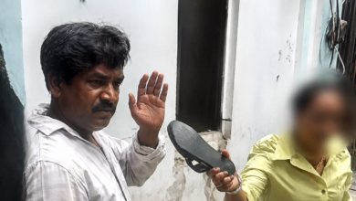 Photo of डेढ़ मिनट में 35 चप्पल… लखनऊ में छेड़खानी पर भड़की महिला, आरोपी ने हाथ जोड़कर मांगी माफी