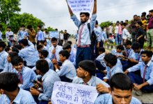 Photo of टीचरों की कमी से नाराज छात्र सड़क पर उतरे, बुद्धेश्वर-मोहान रोड पर लगा जाम