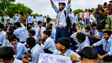 Photo of टीचरों की कमी से नाराज छात्र सड़क पर उतरे, बुद्धेश्वर-मोहान रोड पर लगा जाम