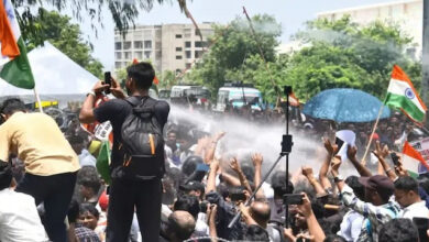 Photo of Ranchi में छात्रों का ‘आर-पार’ आंदोलन, कंटीले तार और बैरिकेड पार कर पहुंचे प्रदर्शनकारी