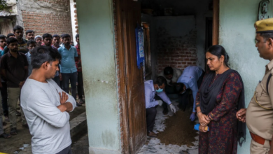 Photo of UP News: प्रेमी की ब्लैकमेलिंग से परेशान पति-पत्नी ने की हत्या, घर में ही गड्ढा खोदकर गाड़ दी लाश