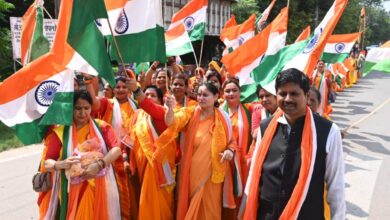 Photo of “वंदे मातरम्” की 150वीं वर्षगांठ पर मातृशक्तियों ने निकाली तिरंगा यात्रा