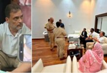 Photo of राहुल गांधी पैलेट गन पीड़ित के साथ थाने में धरने पर बैठे