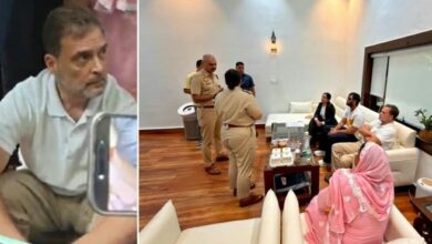 Photo of राहुल गांधी पैलेट गन पीड़ित के साथ थाने में धरने पर बैठे
