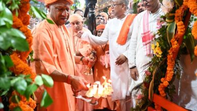 Photo of ‘नंद घर आनंद भयो’ से गूंजा गोरक्षपीठ, CM योगी ने की श्रीकृष्ण की विशेष पूजा