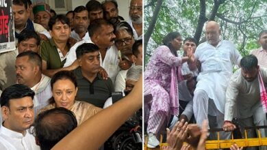 Photo of CEC ज्ञानेश कुमार के खिलाफ कांग्रेस का प्रदर्शन, बारिश के बीच बैरीकेडिंग पर चढ़े अजय राय