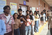 Photo of DUSU Election: दिल्ली विश्वविद्यालय में वोटिंग जारी, कैंपस व कॉलेजों के बाहर जुटे छात्र