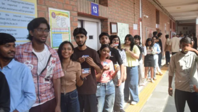 Photo of DUSU Election: दिल्ली विश्वविद्यालय में वोटिंग जारी, कैंपस व कॉलेजों के बाहर जुटे छात्र