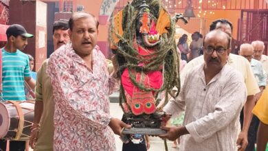 Photo of बर्तन में गंगाजल भरकर किया काली मिट्टी से निर्मित गणेश मूर्ति का विसर्जन…