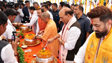 Photo of PM मोदी के जन्मदिन पर 11 हवन कुंडों में अनुष्ठान, योगी-राजनाथ ने भंडारे में बांटा प्रसाद
