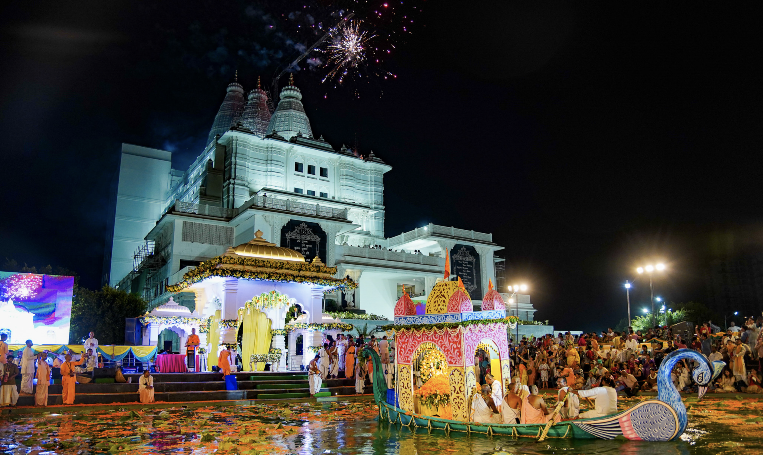 Photo of श्रीकृष्ण जन्माष्टमी पर भक्तिरस में डूबा चंद्रोदय मंदिर, आधी रात गूंजे ‘हरे कृष्ण’ के जयकारे