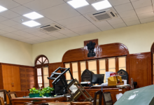 Photo of Allahabad High Court: कोर्ट रूम में वकीलों का तांडव, जज की ओर फेंकी गईं कुर्सियां!