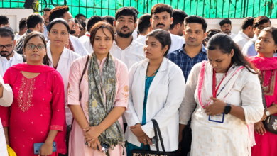 Photo of स्वास्थ्यकर्मियों का लखनऊ में धरना जारी, कैडर और सेवा शर्तों में सुधार की मांग पर अड़े