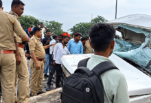 Photo of डिवाइडर से टकराई ऑक्सीजन सिलेंडर से भरी पिकअप, केबिन में फंसे दो लोग…