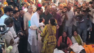 Photo of लखनऊ ट्रिपल मर्डर: मृतकों को DCM ने दिया कंधा, सरकारी नौकरी समेत सभी मांगें मंजूर