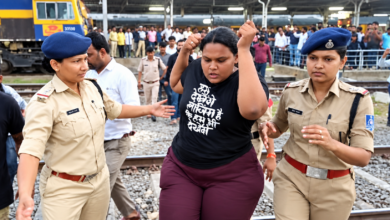 Photo of ट्रेन से उतारकर हिरासत में ली गई CJP कार्यकर्ता, बहन की याचिका पर हाईकोर्ट का हस्तक्षेप