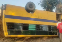 Photo of UP News: बच्चों से भरी स्कूल बस खेत में पलटी, ग्रामीणों ने शीशे तोड़कर निकाले छात्र