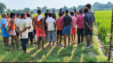 Photo of पटना में खेत में बिछे नंगे बिजली तार की चपेट में आए दो मजदूर, करंट से मौत