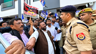 Photo of आठ हत्याकांडों पर DGP को ज्ञापन देने निकले स्वामी मौर्य, गोमतीनगर में पुलिस ने रोका