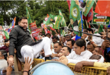 Photo of CEC के खिलाफ प्रदर्शन में बैरिकेड पर चढ़े तेजस्वी यादव, पटना में दिखा ‘राहुल गांधी’ वाला अंदाज