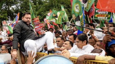 Photo of CEC के खिलाफ प्रदर्शन में बैरिकेड पर चढ़े तेजस्वी यादव, पटना में दिखा ‘राहुल गांधी’ वाला अंदाज
