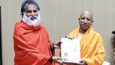 Photo of CM Yogi से मिले नारद महाराज, यथार्थ गीता भेंट कर स्वामी अड़गड़ानंद जी से कराई बात
